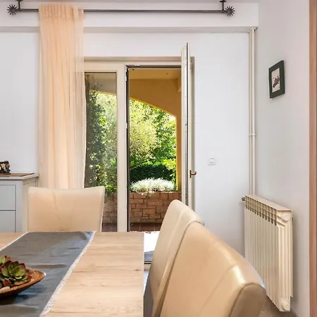 Apartment Strandnahe Mit Uberdachter Terrasse Und Garten Fazana