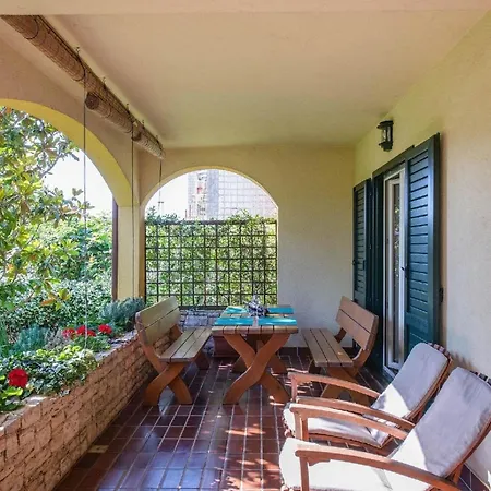 Strandnahe Mit Uberdachter Terrasse Und Garten * Fazana