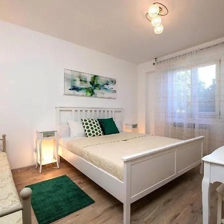 Strandnahe Mit Uberdachter Terrasse Und Garten