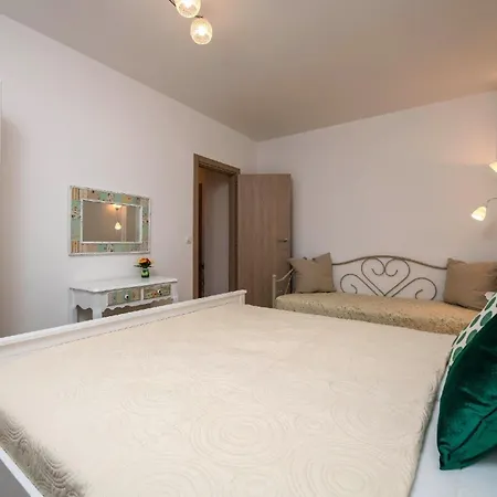Strandnahe Mit Uberdachter Terrasse Und Garten Apartment Fazana