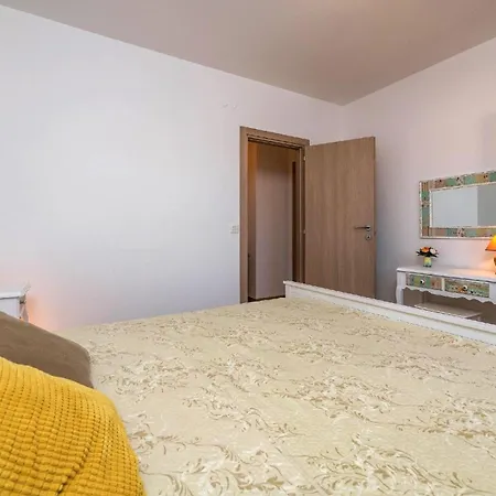Strandnahe Mit Uberdachter Terrasse Und Garten *